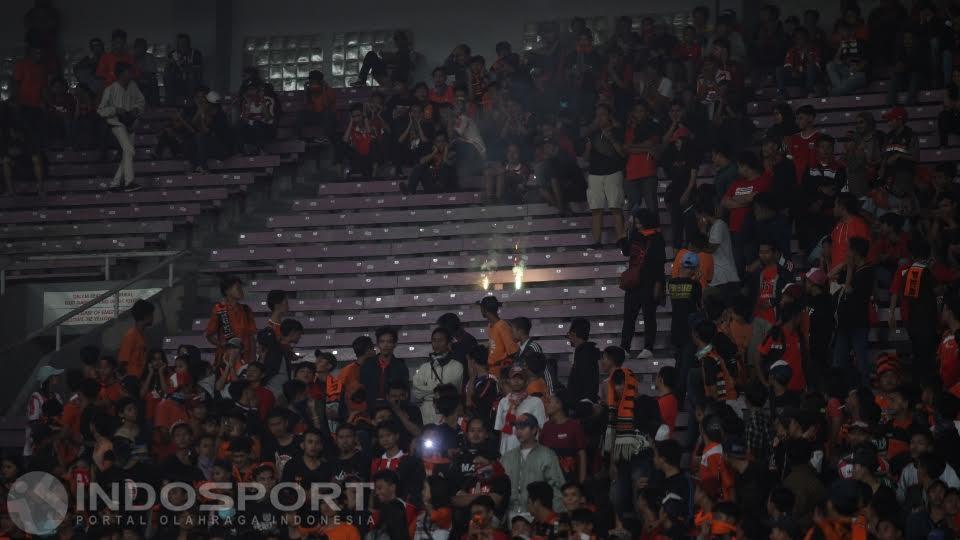 Oknum The Jakmania menyalahkan petasan di salah satu tribun stadion.